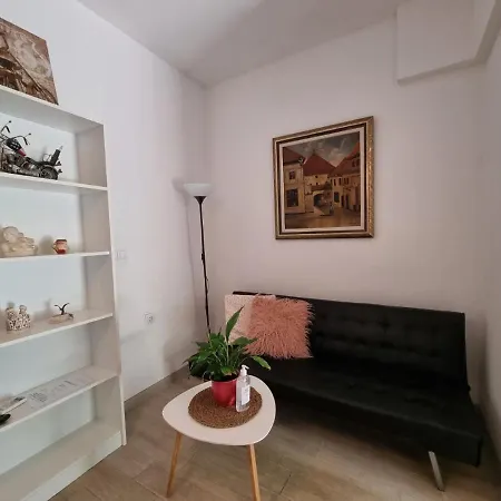 Apartment Lav